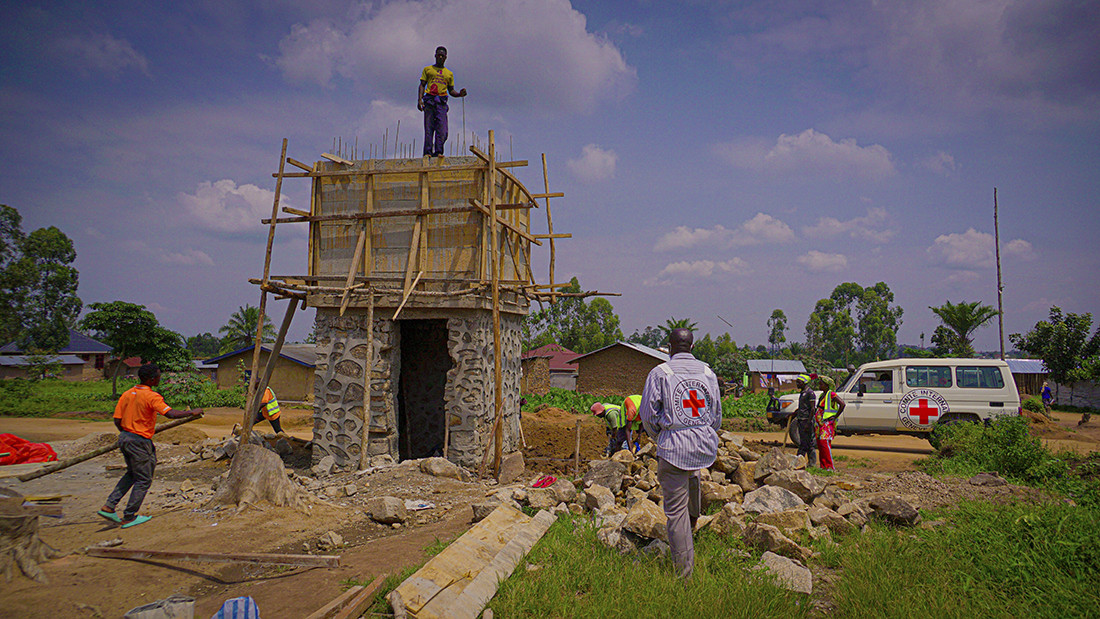 A water and sanitation engineer supervises the construction of an ICRC-funded hydrant. Katavali Treasury / ICRC