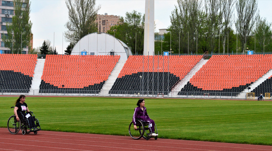 Валерия принимала участие в мини-марафонах на колясках в Донецке, проводимых при поддержке МККК. Svitlana Kuznetsova/ICRC 