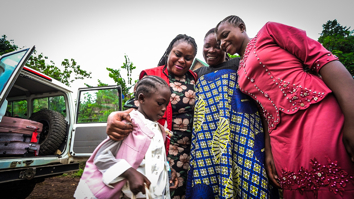 RD Congo : mère et filles se retrouvent après des mois de séparation à cause du conflit. CICR