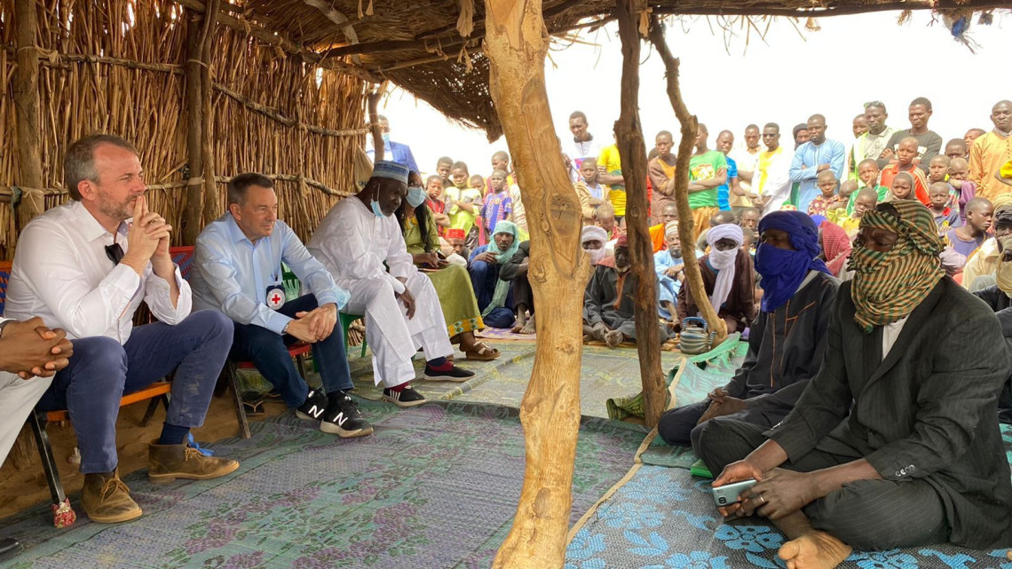 Peter Maurer, presidente del CICR y Francois Moreillon, jefe de delegación del CICR, en su encuentro con familias desplazadas en Tillabéri, Níger. Febrero, 2022