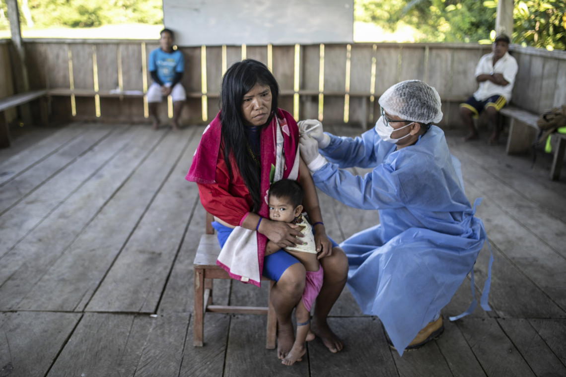 红十字国际委员会、红十字会与红新月会国际联合会以及秘鲁红十字会陪同秘鲁医务人员接种疫苗，并为与社区开展对话提供便利。 Sebastian Castaneda/ICRC