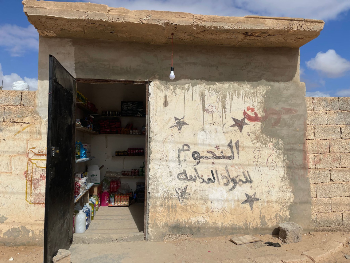 يكافح الكثير من الليبيين وخاصة العائدون من أجل لملمة شتات حياتهم والبدء من جديد، وسط أنقاض المنازل والأحياء المتضررة أو المدمَّرة، وعلى خلفية اقتصاد متدهور.
