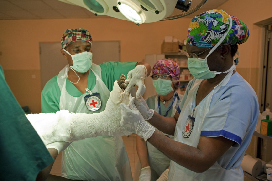 Desde principios de 2023, los cirujanos del CICR en Sudán del Sur vienen recibiendo a numerosos pacientes con heridas por armas debido a los nuevos enfrentamientos que se extienden por todo el país. Desde el nacimiento del país, formalizado en julio de 2011, han atendido a más de 10 000 civiles o combatientes heridos.