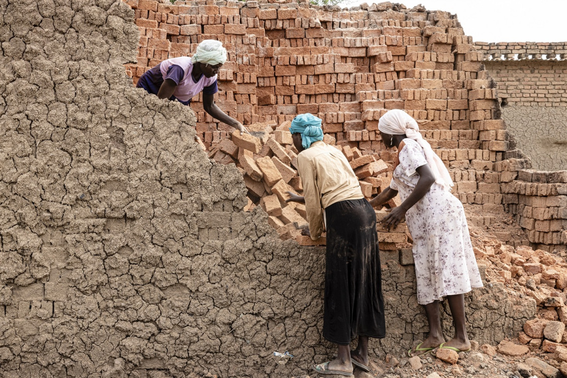 Para sobreviver, as mulheres sudanesas refugiadas trabalham frequentemente em construções ou realizam outros trabalhos tradicionalmente reservados aos homens. 
