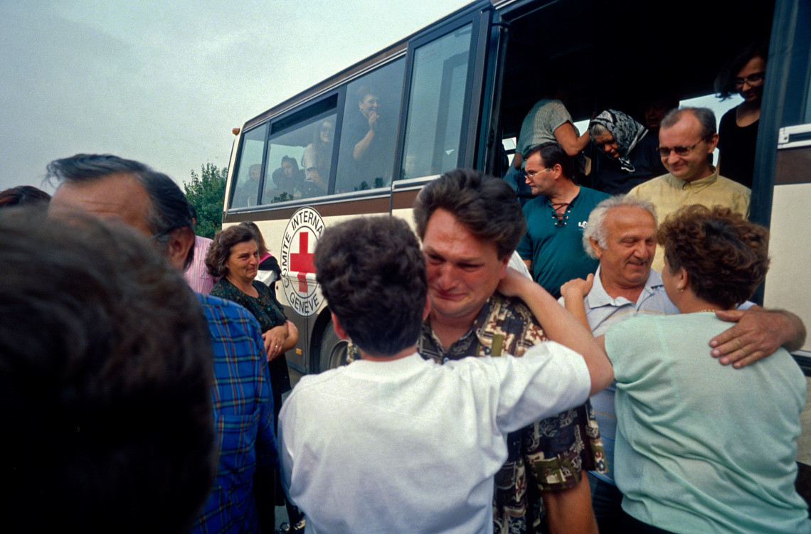 Людей, разлученных с близкими в результате столкновений между хорватскими и сербскими силами, при помощи МККК репатриируют в город Осиек, находящийся между позициями воюющих сторон (1996 г.)