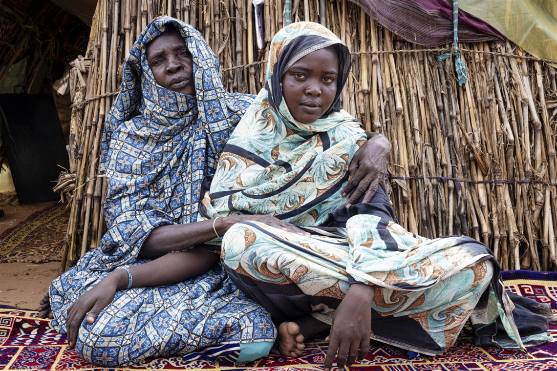 Quando a violência eclodiu em Darfur, Zuhal e sua mãe Nafisa fugiram de casa à noite com uma multidão de outras pessoas. Elas se separaram no caminho e se encontraram depois que chegaram ao acampamento. “Vi pessoas com as gargantas cortadas. Jamais vou esquecer isso”, afirma Nafisa.