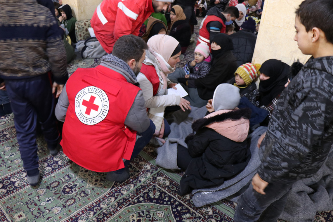 حلب - سورية. يقيّم موظفو اللجنة الدولية احتياجات الأشخاص الذين لجأوا إلى أحد المساجد بعد الزلزال