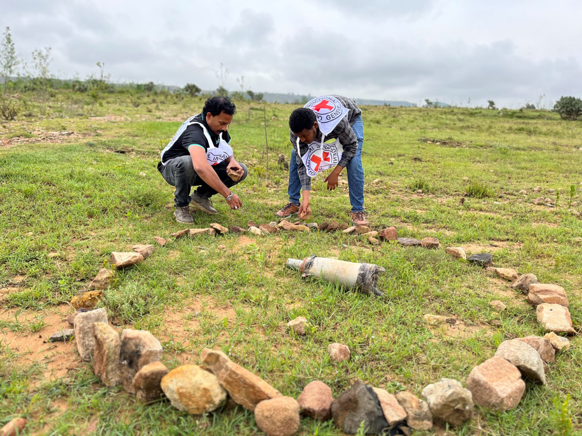 An expert from the International Committee of the Red Cross identifies and marks explosive remnants of war in Enda Gebel, Tigray, to minimize the risk of accidents.