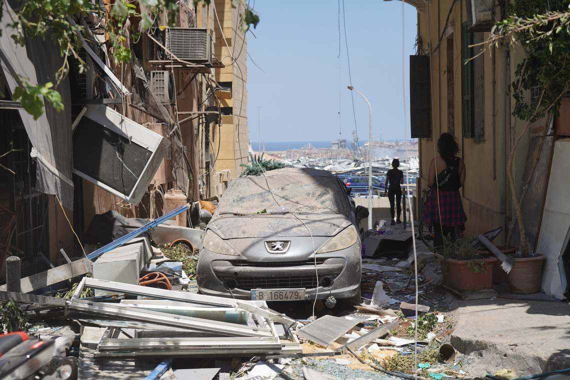 Escombros cobrem as ruas de Beirute após a explosão.