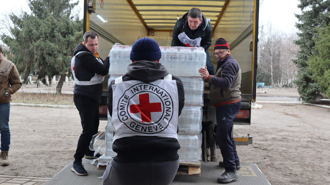 Distribution d'aide humanitaire aid dans Chasiv Yar, près de Bakhmut.