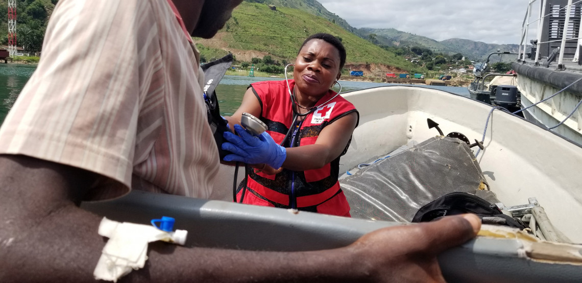 Pessoas com ferimentos de guerra são evacuadas com apoio da Sociedade da Cruz Vermelha da República Democrática do Congo. 