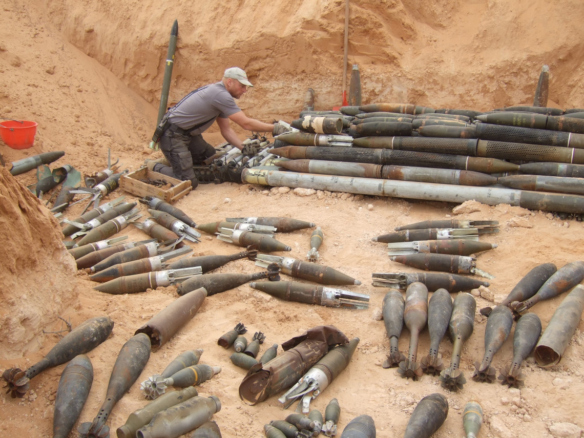 Nalut (Libye). Préparation, par un responsable d’une équipe de décontamination du CICR, d’un stock d’engins non explosés en vue de leur destruction (2012).