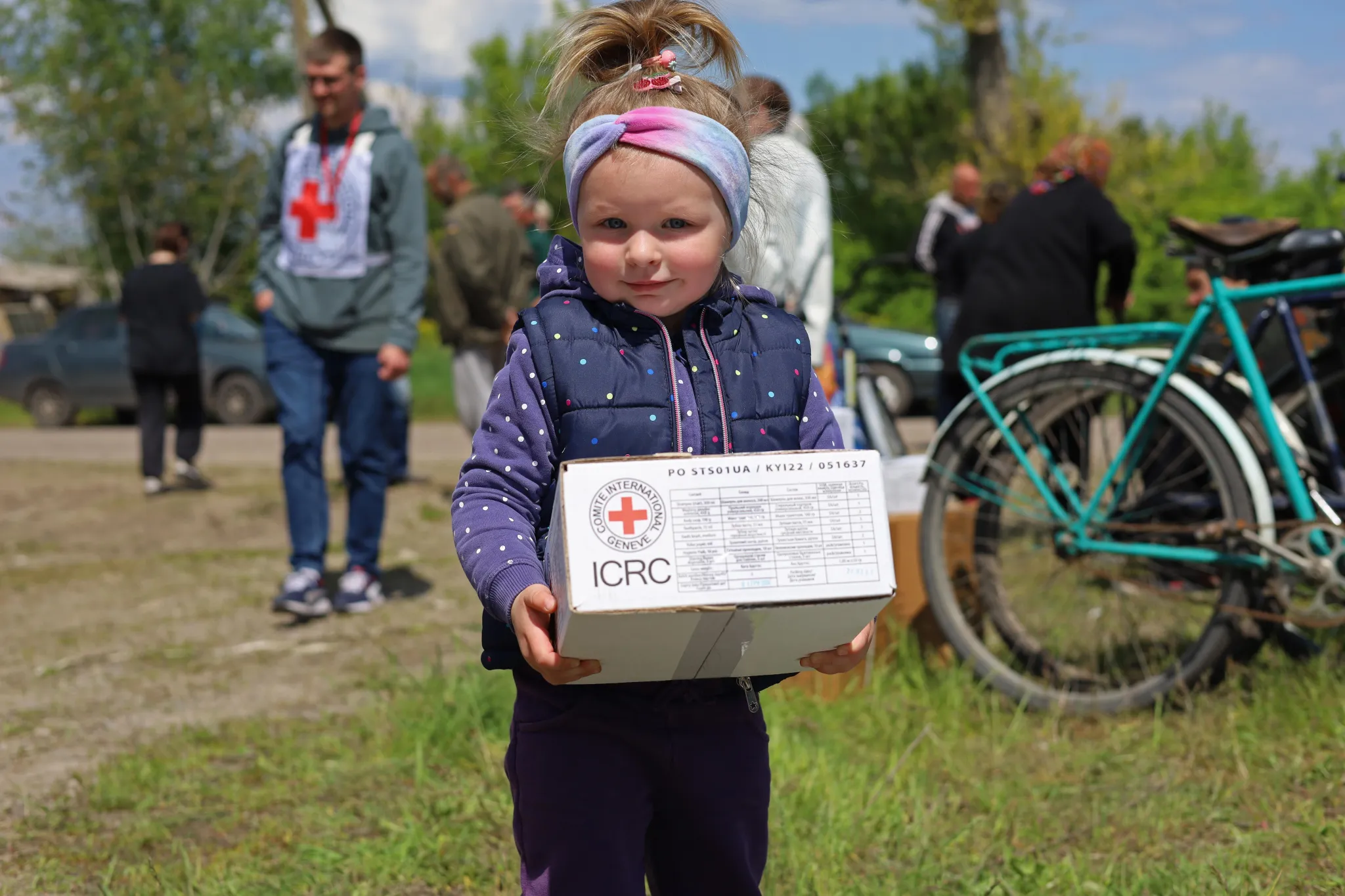 Distribution de colis de vivres et d’articles d’hygiène dans les villages de Zaliznychne et Nova Hnylytsia, dans la région de Kharkiv, en collaboration avec les volontaires de la Société de la Croix-Rouge d’Ukraine. 