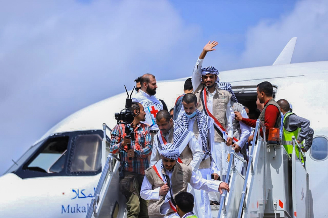 Pessoas libertadas chegam ao aeroporto de Sanaa, Iêmen.