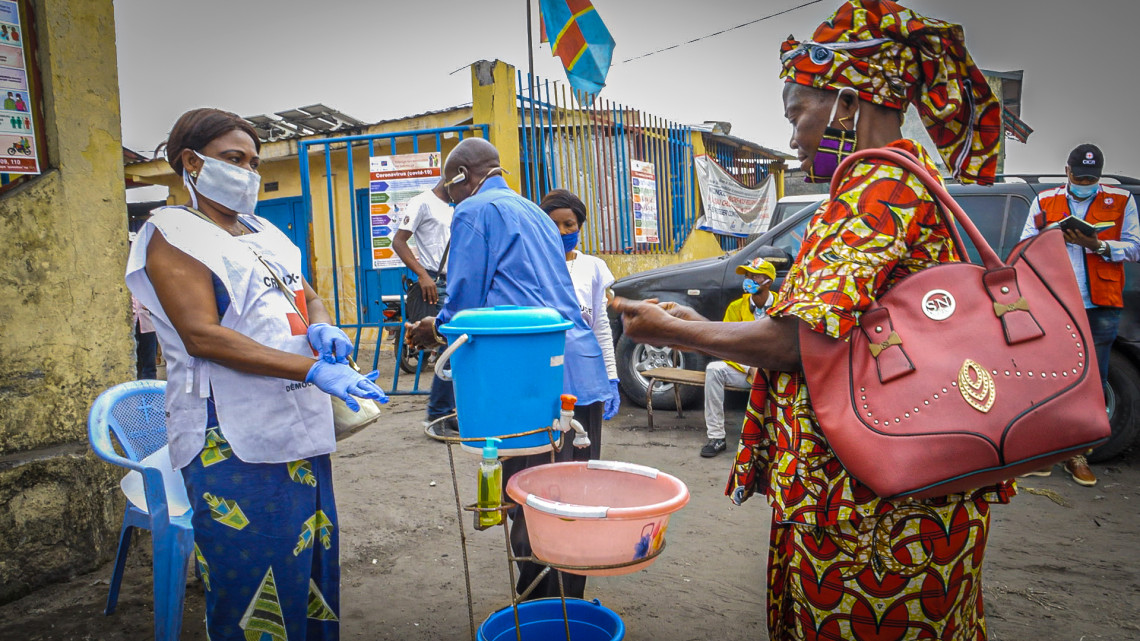 Certaines personnes se laissent convaincre de l'utilité des gestes barrières. Photo : Jonathan Busasi Nsalimbi / CICR