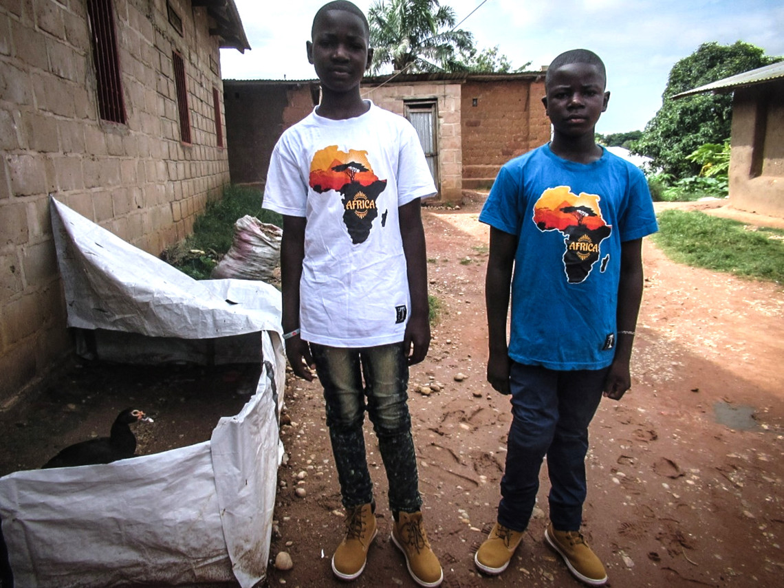 Ville de Kalemie, décembre 2022 - Michel (à droite), accompagné de son frère jumeau, séjourne dans une famille d’accueil transitoire. De retour de Bukavu, dans la province du Sud-Kivu après un appareillage orthopédique, il peut désormais marcher sans l’appui des béquilles. 