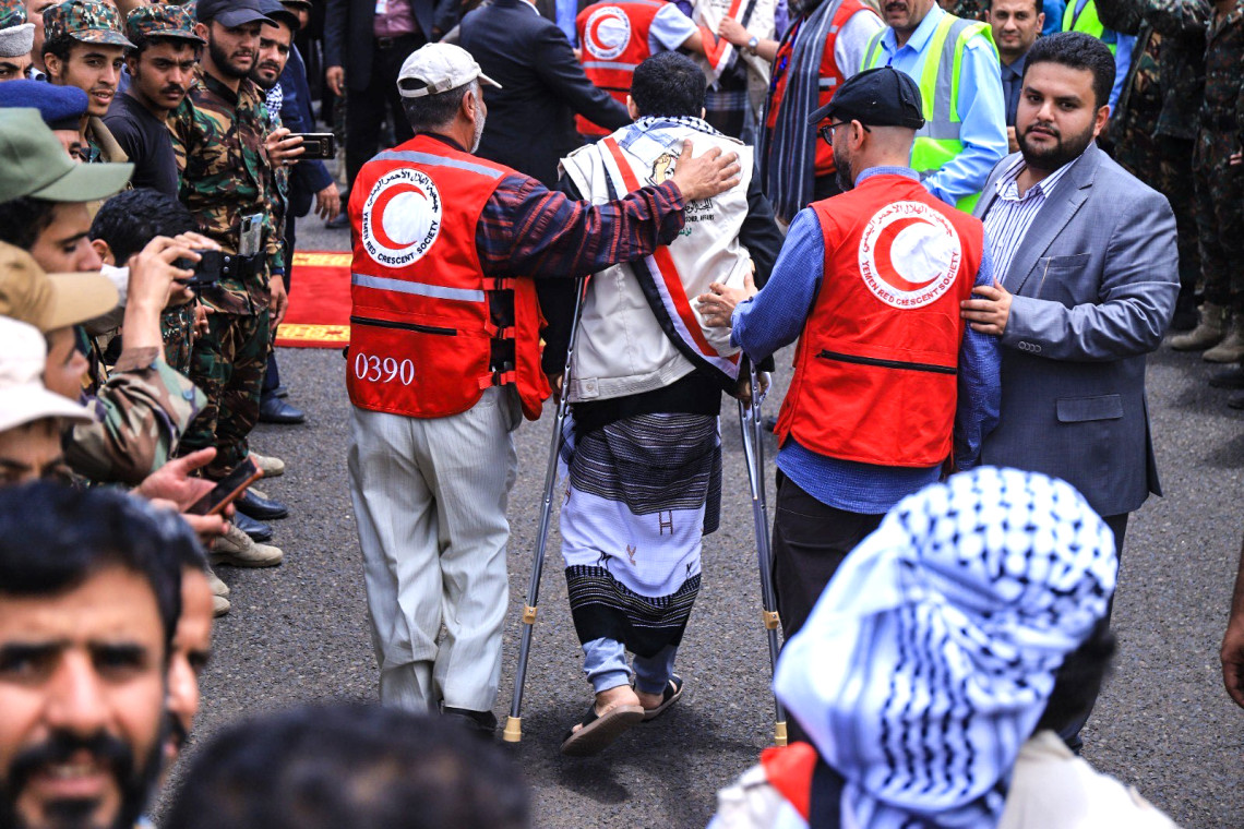Сотрудники Йеменского Красного Полумесяца помогают больным выйти из самолета..
