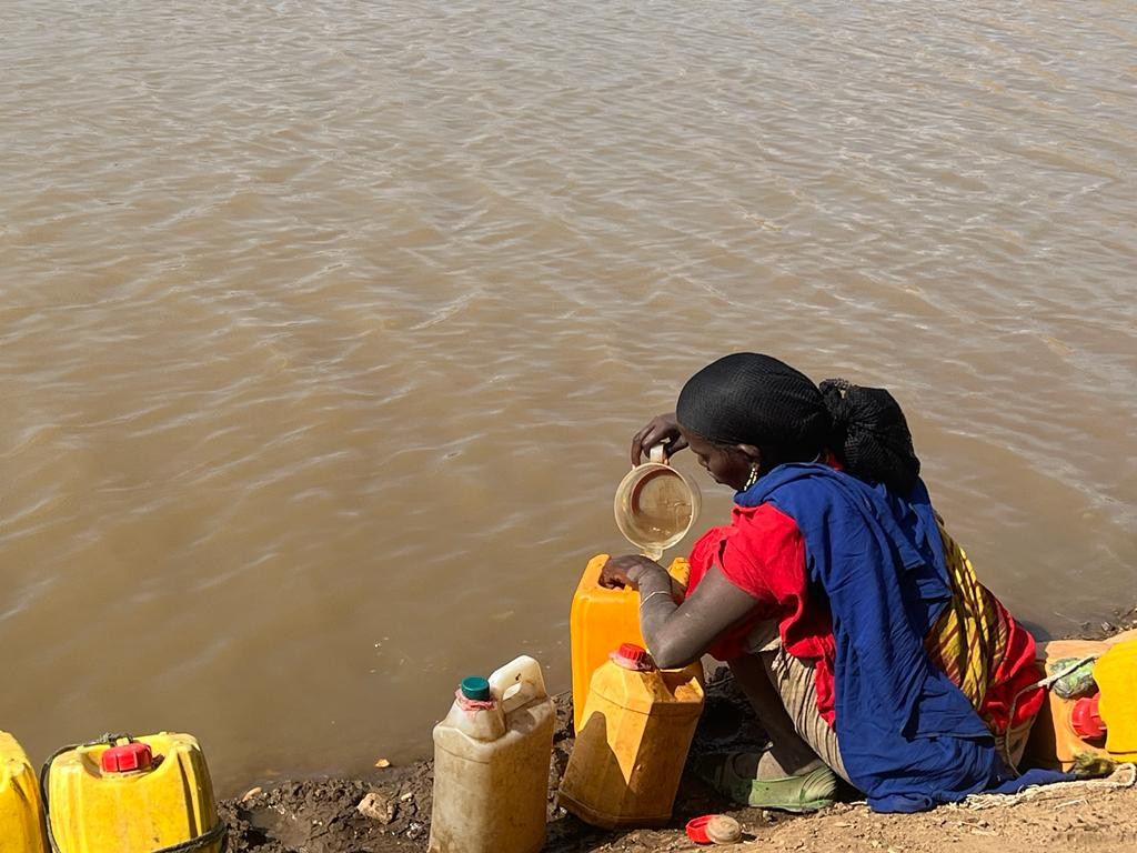 Before the ICRC installed a solar-powered water system in Roggee, Makia walked over 20 kilometers to get water which was unsuitable for drinking.