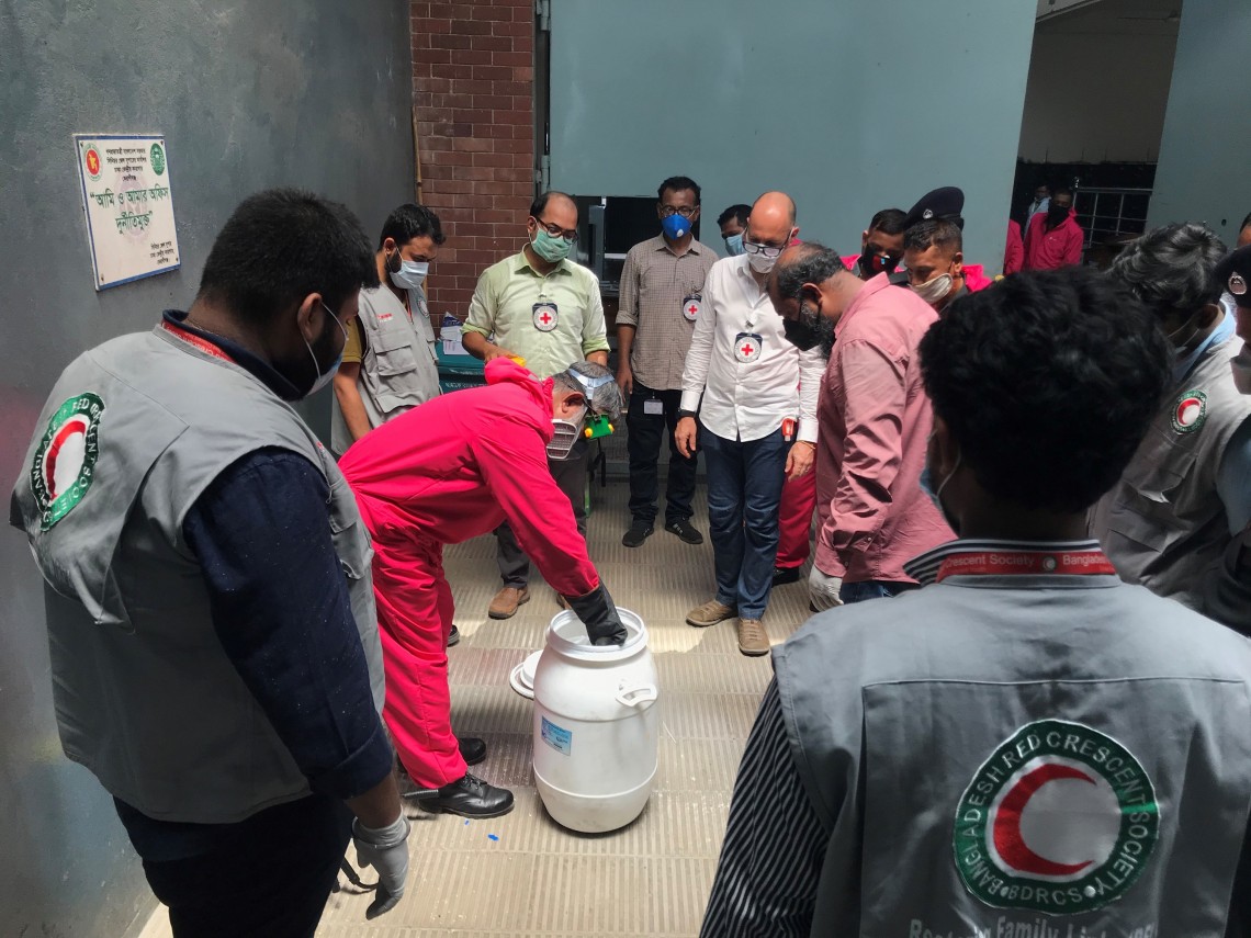 ICRC engineers show the prison guards how to prepare the chlorine solution. R.Sircar/ICRC
