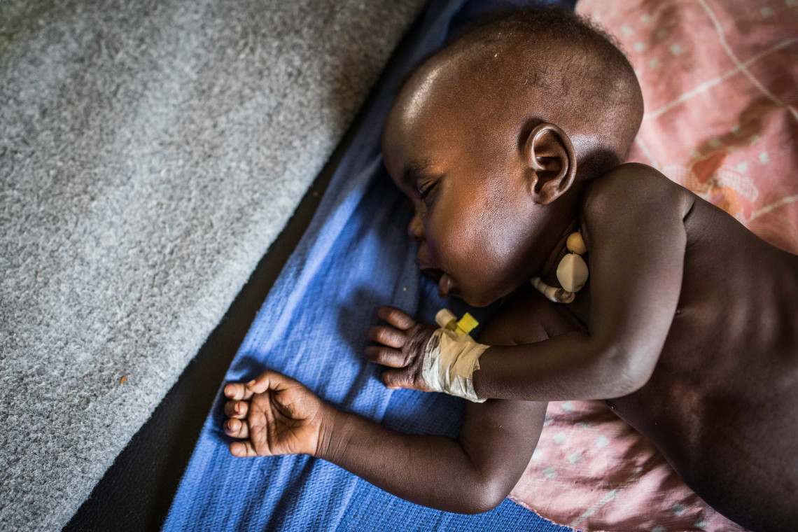 埃库布郡医院（Akobo）。为给孩子治病，这位母亲在灌木丛中跋涉3个小时才抵达这所由红十字国际委员会支持的医院。