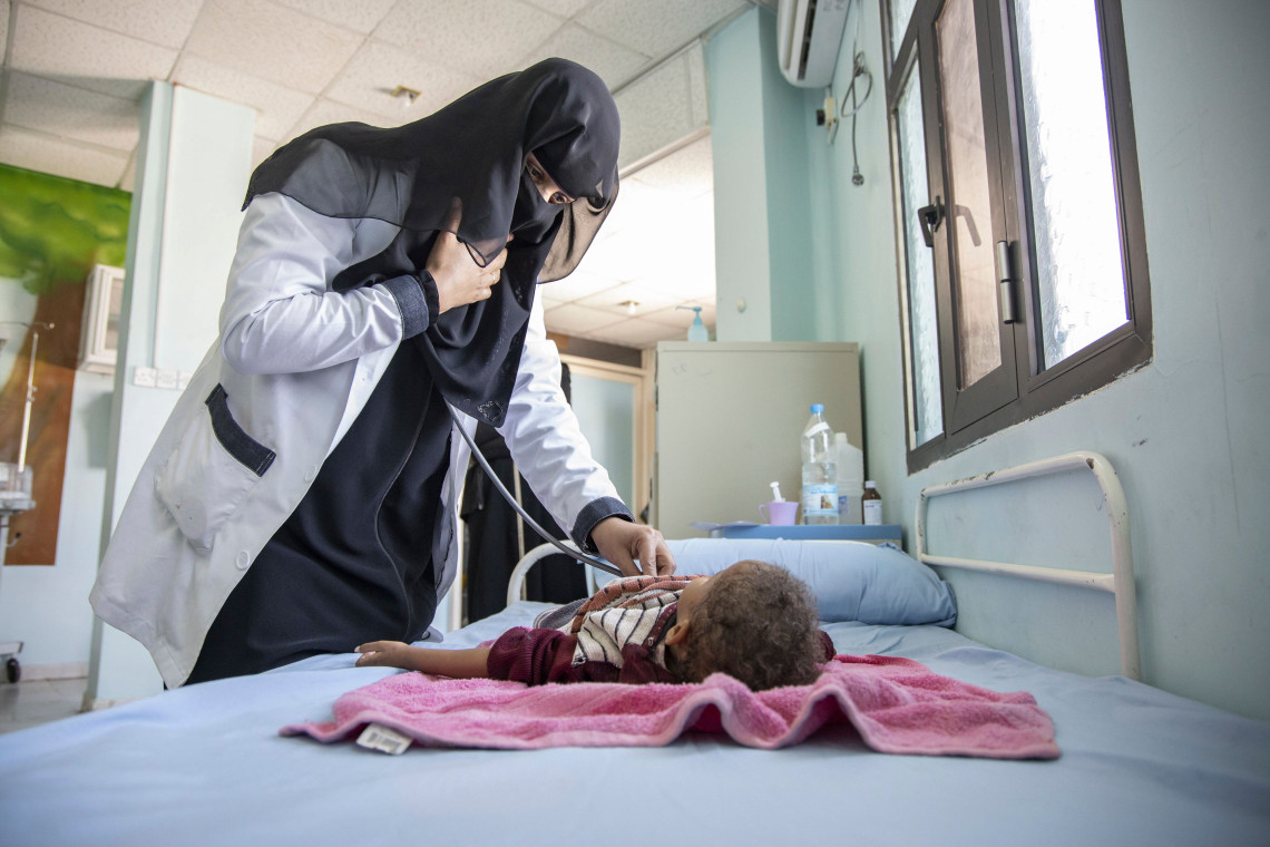 تعز، المستشفى اليمني السويدي. طبيبة تعالج طفلة تبلغ من العمر 4 سنوات تعاني من سوء التغذية وضمور المخ والصرع. لا يستطيع والداها تحمل تكاليف المتابعة الطبية المنتظمة التي تحتاج إليها. 
