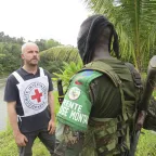 An ICRC staff member in dialogue with an individual about the principles of international humanitarian law.