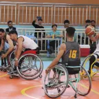 Des joueurs de basket-ball en fauteuil roulant de Mazar et d'Herat en compétition au tournoi national afghan de basket-ball en fauteuil roulant, à Herat.