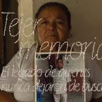 La mamá de Gustavo y Geovanny sostiene una fotografía 