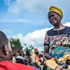 Uma agricultora recebe sementes do CICV durante uma distribuição na República Democrática do Congo. 