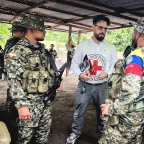 Trabajador del CICR en diálogo con un portador de armas. 