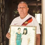 El señor Héctor sostiene el retrato de su esposa fallecida y su hoja desaparecida