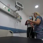 Una enfermera del hospital Pérez Carreño en Caracas, está instalando un monitor multiparámetro con la ayuda a la ingeniero biomédico del CICR