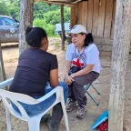 Una delegada del CICR dialoga con una mujer liberada en Colombia.