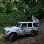 Una camioneta del CICR atraviesa un entorno selvático en Colombia. 