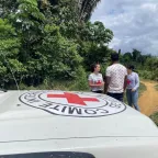 Dos delegadas del CICR dialogan con un hombre liberado en Colombia.