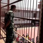 Un homme de dos, en tenue, dans une prison à Madagascar.