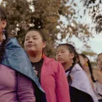 Una fila de jóvenes mujeres trenzadas.