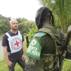 Chocó Department, Bojayá. An ICRC staff member dialogues with a combatant of the Gaitanista Self-Defense Forces of Colombia (AGC) about the principles of international humanitarian law (IHL). Ricardo MONSALVE GAVIRIA/ICRC