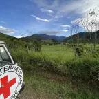 Carro del CICR en carretera rural