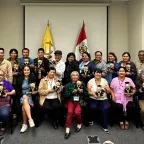 Familiares de personas desaparecidas posan en una foto grupal con reconocimientos por su formación.