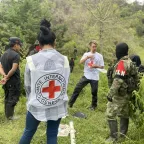 Delegados del CICR en Colombia dialogan con miembros de un grupo armado.