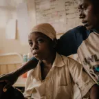 Grace, un niño de 10 años que recibió un disparo en la cabeza (de manos del grupo de rebeldes M23), está al cuidado de su hermano James después de su cirugía. Desde que resultó herido, Grace no ha vuelto a hablar. 