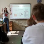 Dans une école à Kiev, une collaboratrice du CICR spécialisée dans la contamination par les armes anime une séance visant à sensibiliser les enfants aux risques ainsi qu’aux comportements à adopter – Archives audiovisuelles du CICR