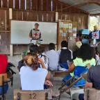 Una persona del CICR está realizando una charla sobre artefactos explosivos en una comunidad.
