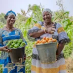 Nan (en Bleu, beige) et Risnata, deux braves dames de Ouahigouya qui accueillent des femmes déplacées au sein de leur coopérative, avec le soutien du CICR, elles ont diversifié leur production et fait un très bon rendement