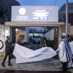 l'inauguration officielle de la mission du CICR à Cotonou. Cette scène symbolise le renforcement de la présence du CICR au Bénin et son engagement à collaborer étroitement avec les acteurs locaux pour répondre aux besoins humanitaires dans le nord du pays. L'atmosphère est à la fois formelle et empreinte de coopération, reflétant l'importance de cet événement pour l'avenir de l'action humanitaire au Bénin.