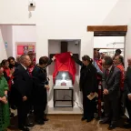 Develación de la medalla del aniversario de los convenios de ginebra