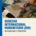 Folleto: "Derecho Internacional Humanitario (DIH): Aplicabilidad y Principios", muestra a una militar esribiendo en un papel rodeada de material académico.