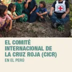 Folleto "El Comité Internacional de la Cruz Roja en el Perú", muestra una fotografía de miembros de una comunidad sonriendo con un trabajador del CICR en la selva.