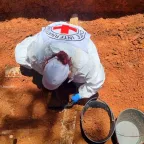 Una persona está realizando la exhumación de un cuerpo